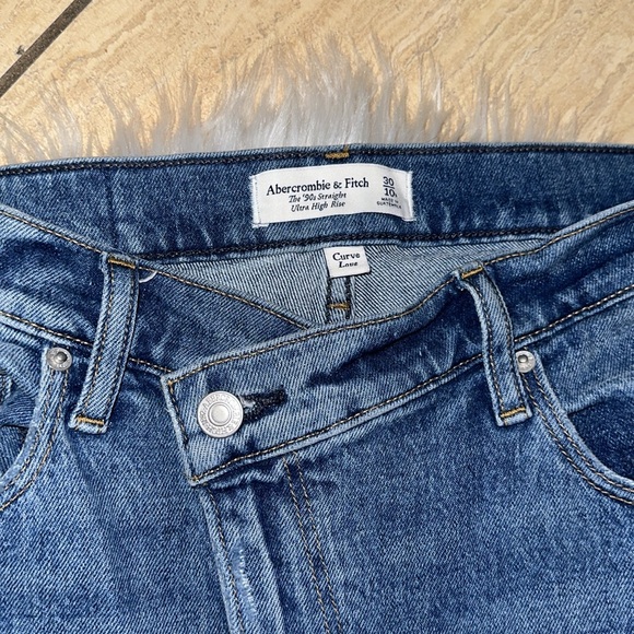 Abercrombie & Fitch The 90’s Straight Ultra High Rise Asymmetrical Jeans - Picture 8 of 11